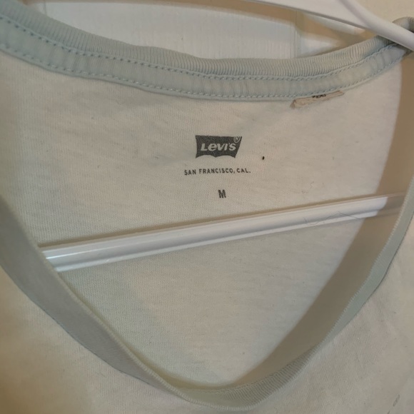 ⭐️2/25⭐️ Levi’s Tee - Picture 3 of 3